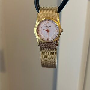 Ladies Kenneth Cole gold tone, mesh band watch, vintage. Working battery.